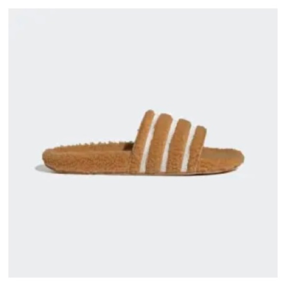 Gently use/hardly worn Adidas Adilette Slides in Mesa